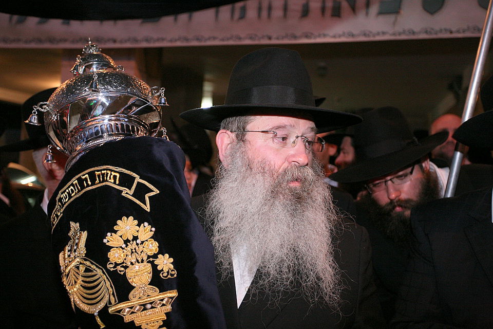 ירושלים: הוכנס ספר-תורה לעילוי נשמת מרת דינה הגר