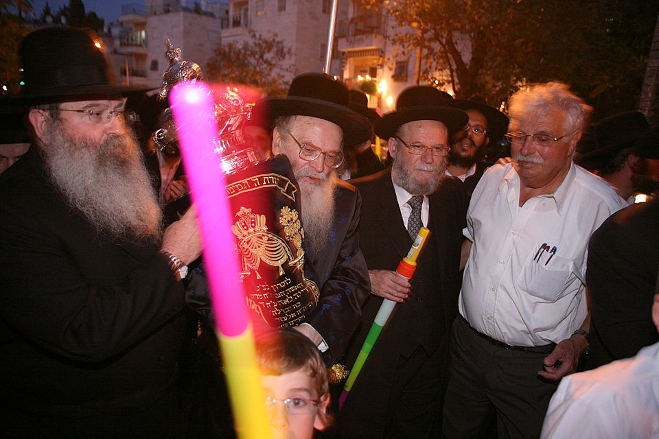 ירושלים: הוכנס ספר-תורה לעילוי נשמת מרת דינה הגר