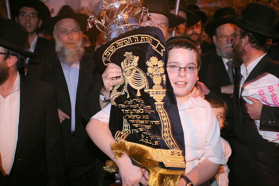 ירושלים: הוכנס ספר-תורה לעילוי נשמת מרת דינה הגר