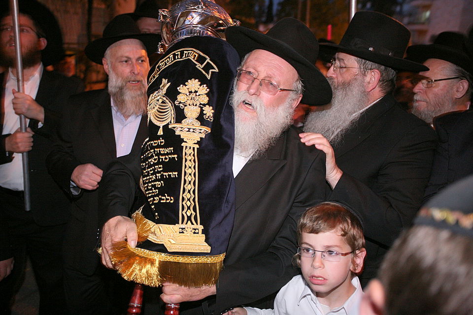 ירושלים: הוכנס ספר-תורה לעילוי נשמת מרת דינה הגר