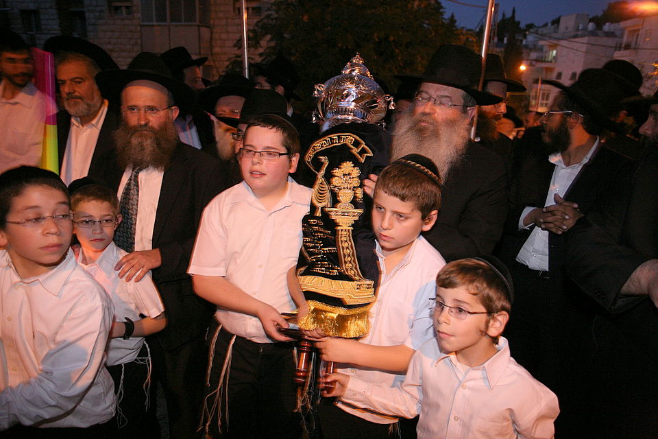 ירושלים: הוכנס ספר-תורה לעילוי נשמת מרת דינה הגר