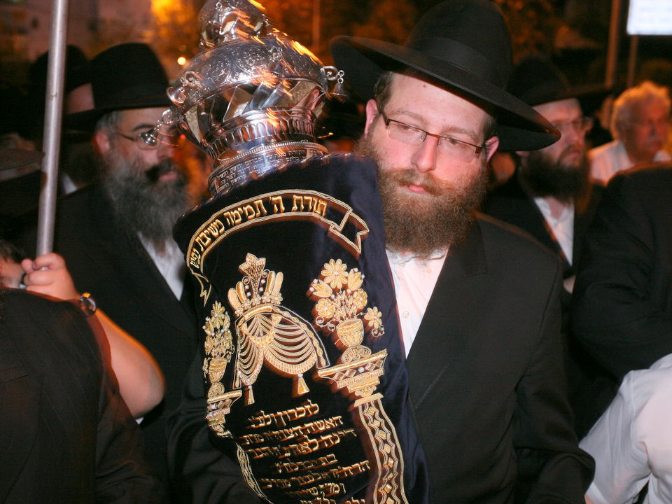 ירושלים: הוכנס ספר-תורה לעילוי נשמת מרת דינה הגר