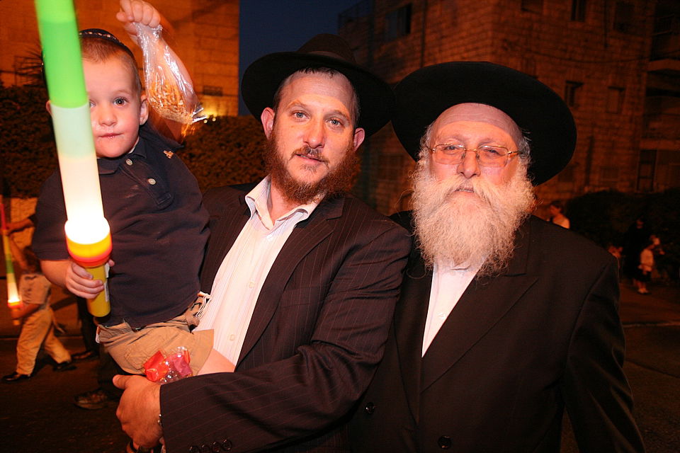 ירושלים: הוכנס ספר-תורה לעילוי נשמת מרת דינה הגר