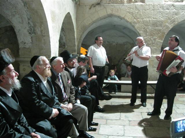 מזמרים בקבר דוד