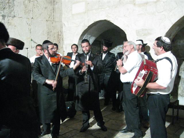 צפו בוידאו: התגלית המוזיקלית הבאה