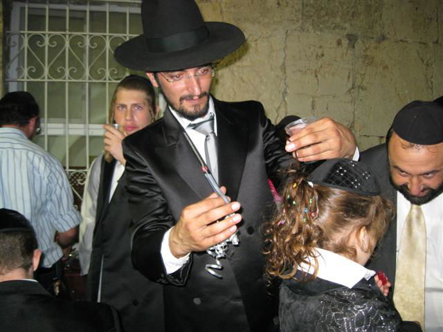 צפו בוידאו: התגלית המוזיקלית הבאה