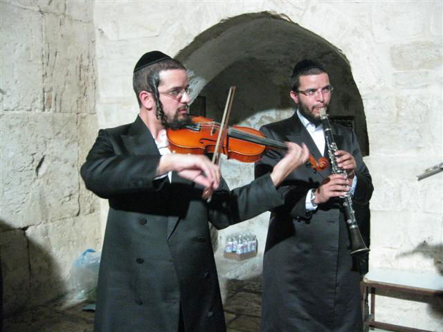 צפו בוידאו: התגלית המוזיקלית הבאה