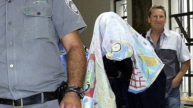 האם בבית המשפט.