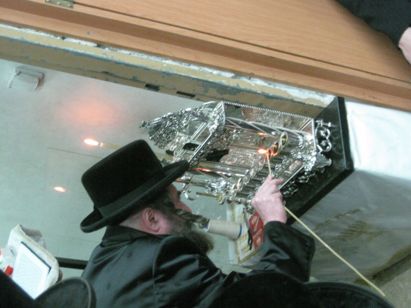 צפו: האדמו"ר מרחסמטריווקא מדליק