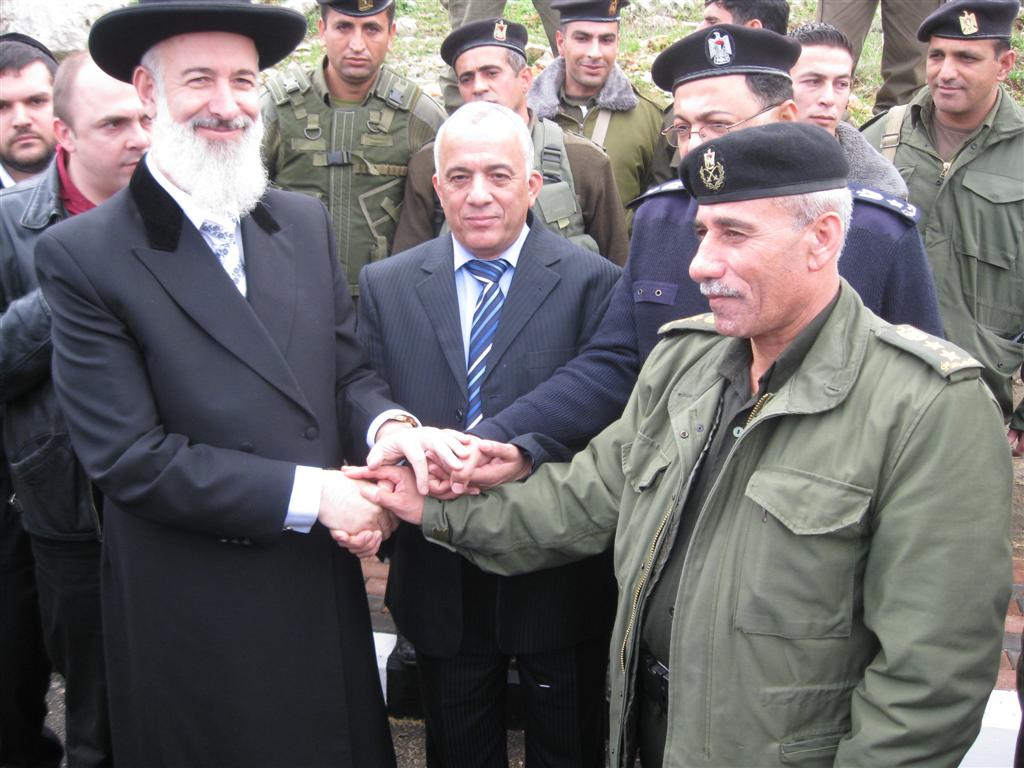 הרב מצגר התקבל בכפר יאסין עם דגלי פלסטין