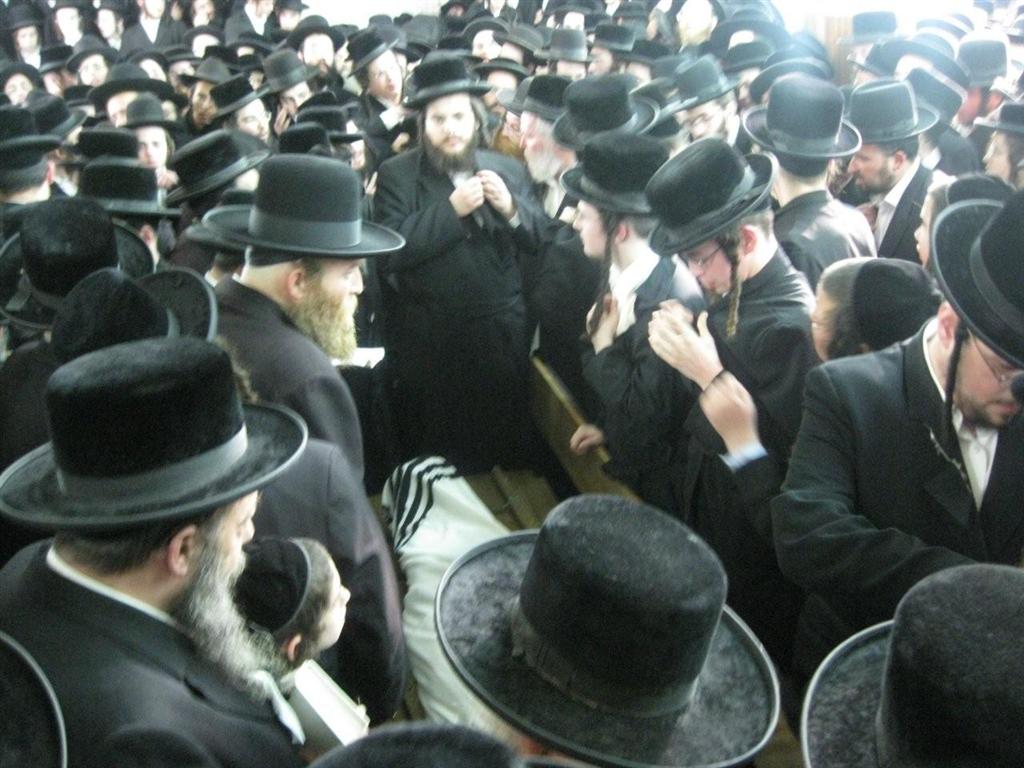אלפים בהלווית מרן כ"ק האדמו"ר מזוויעהל זצ"ל