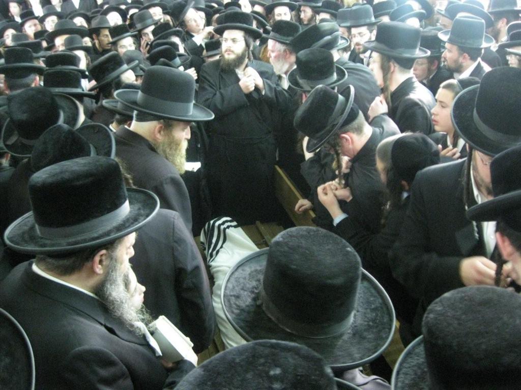אלפים בהלווית מרן כ"ק האדמו"ר מזוויעהל זצ"ל