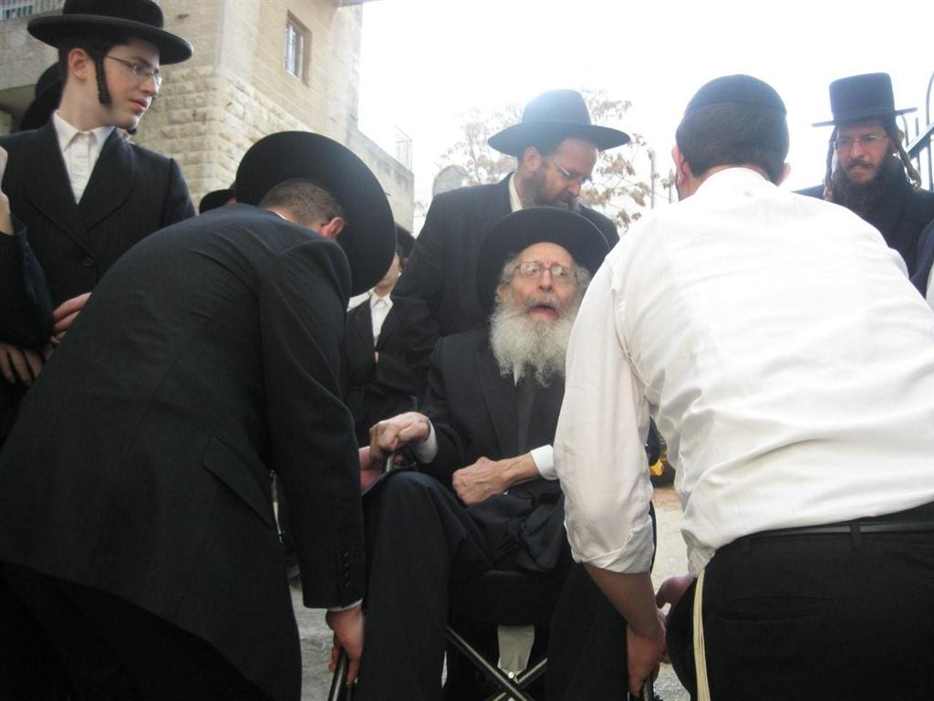 אלפים בהלווית מרן כ"ק האדמו"ר מזוויעהל זצ"ל