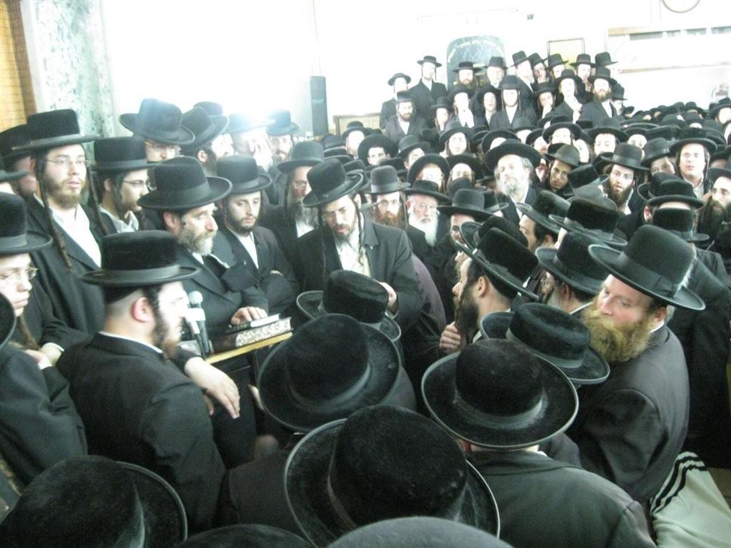 אלפים בהלווית מרן כ"ק האדמו"ר מזוויעהל זצ"ל