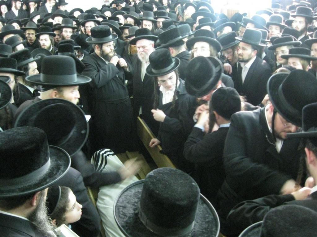 אלפים בהלווית מרן כ"ק האדמו"ר מזוויעהל זצ"ל