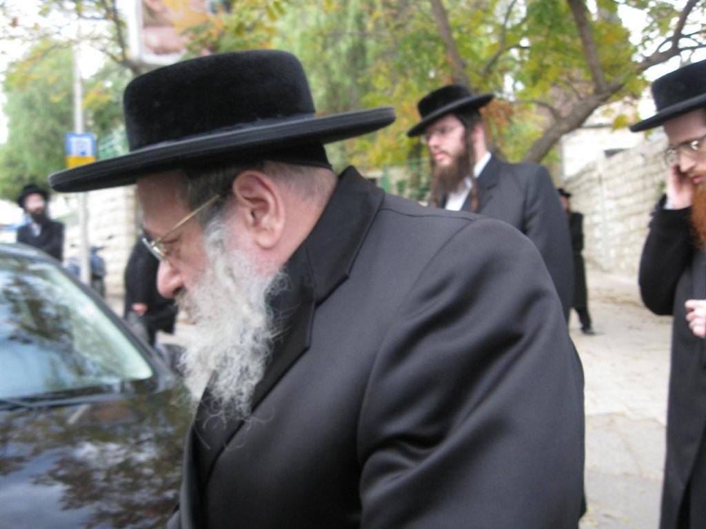 אלפים בהלווית מרן כ"ק האדמו"ר מזוויעהל זצ"ל