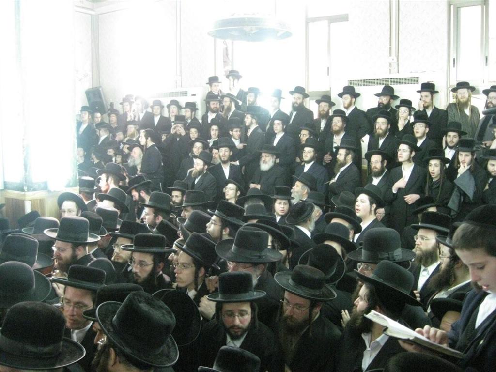 אלפים בהלווית מרן כ"ק האדמו"ר מזוויעהל זצ"ל