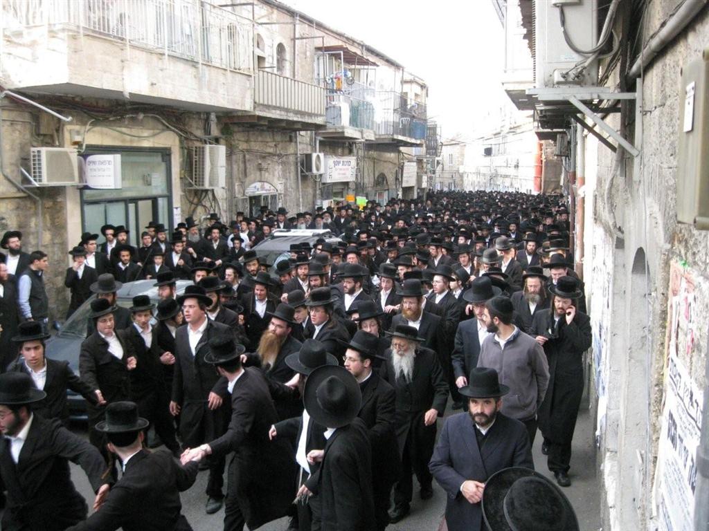 אלפים בהלווית מרן כ"ק האדמו"ר מזוויעהל זצ"ל
