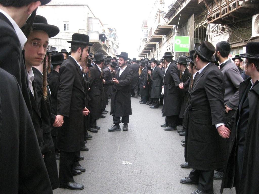 אלפים בהלווית מרן כ"ק האדמו"ר מזוויעהל זצ"ל