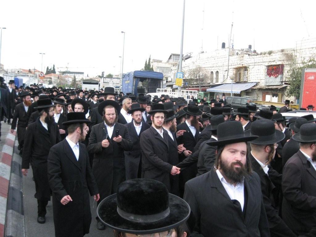 אלפים בהלווית מרן כ"ק האדמו"ר מזוויעהל זצ"ל