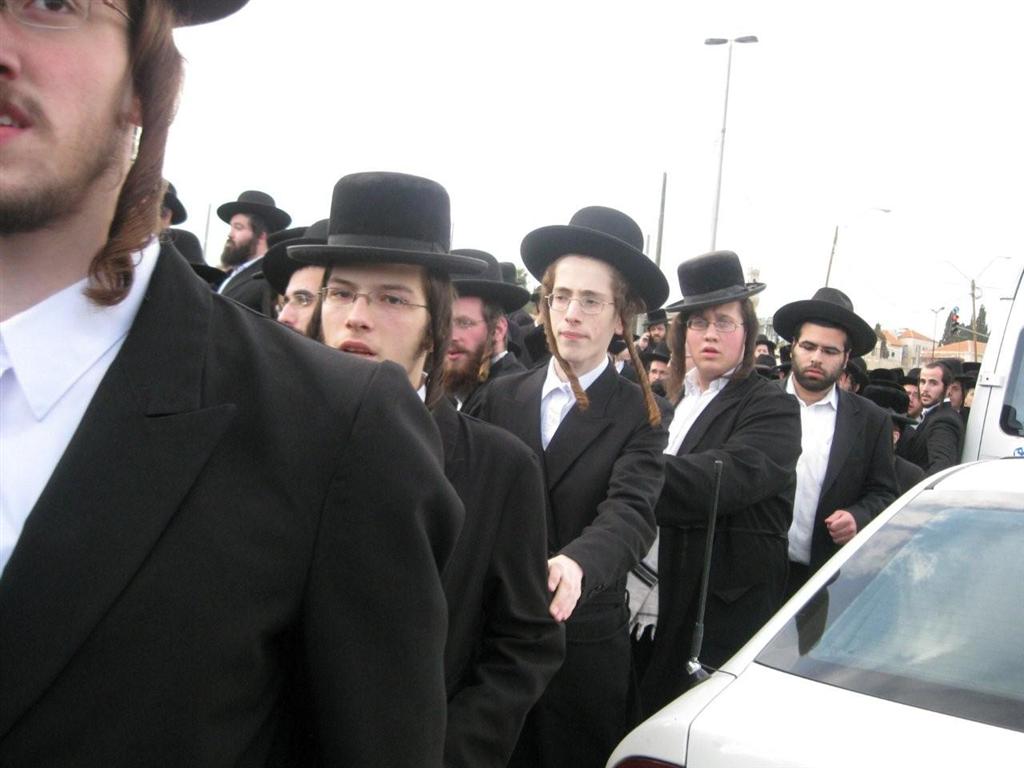 אלפים בהלווית מרן כ"ק האדמו"ר מזוויעהל זצ"ל