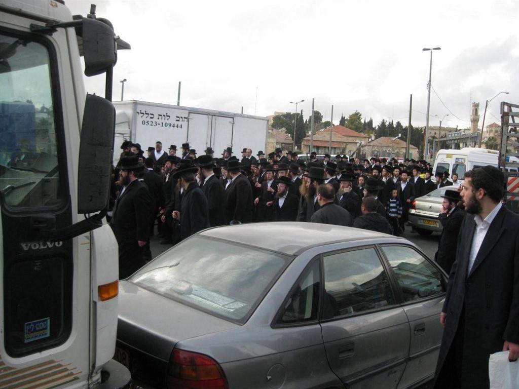 אלפים בהלווית מרן כ"ק האדמו"ר מזוויעהל זצ"ל