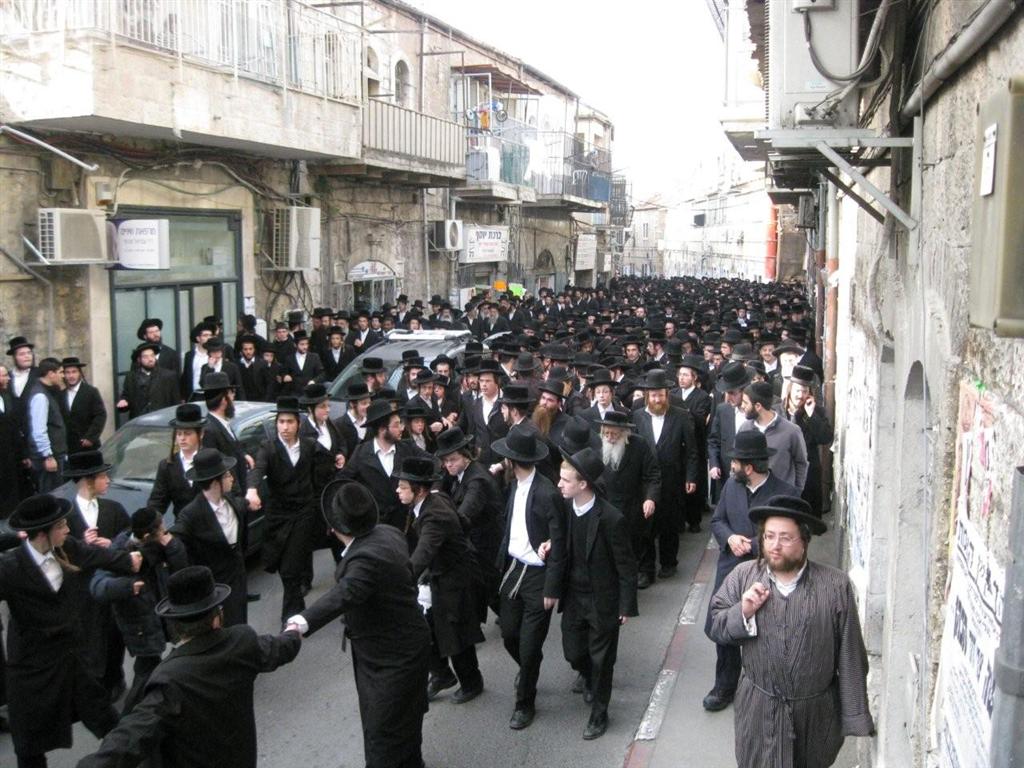 אלפים בהלווית מרן כ"ק האדמו"ר מזוויעהל זצ"ל