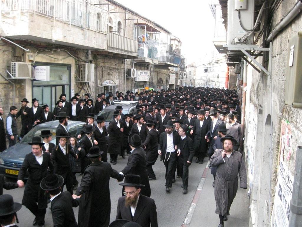 אלפים בהלווית מרן כ"ק האדמו"ר מזוויעהל זצ"ל