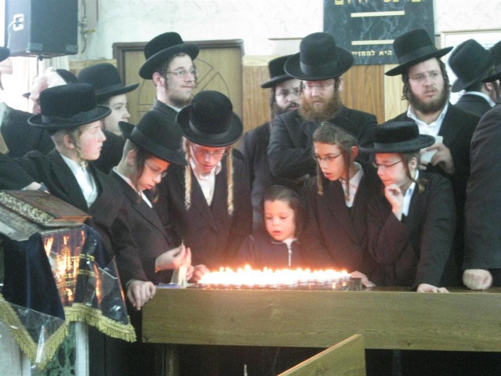 אלפים בהלווית מרן כ"ק האדמו"ר מזוויעהל זצ"ל