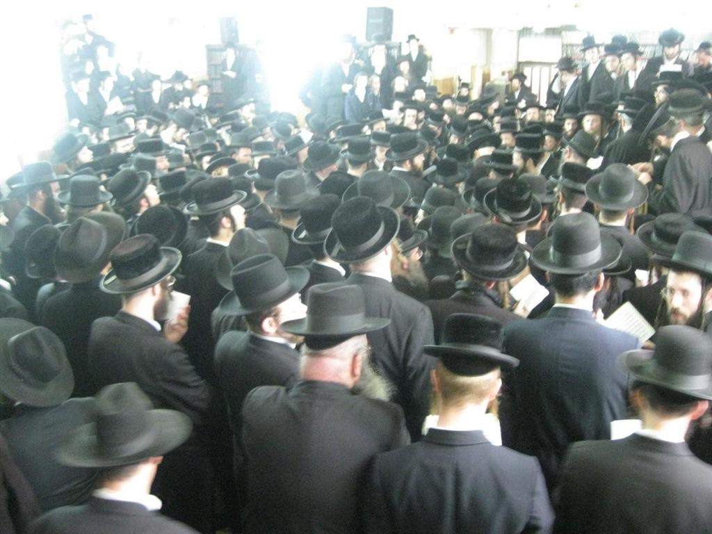 אלפים בהלווית מרן כ"ק האדמו"ר מזוויעהל זצ"ל