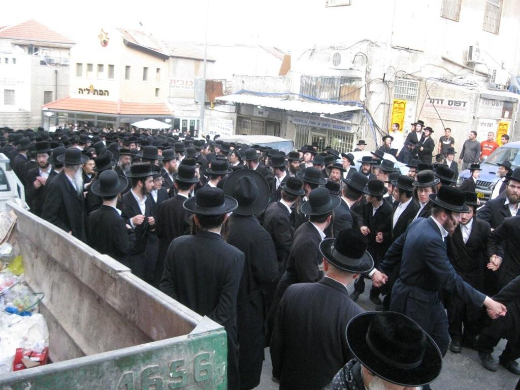 אלפים בהלווית מרן כ"ק האדמו"ר מזוויעהל זצ"ל