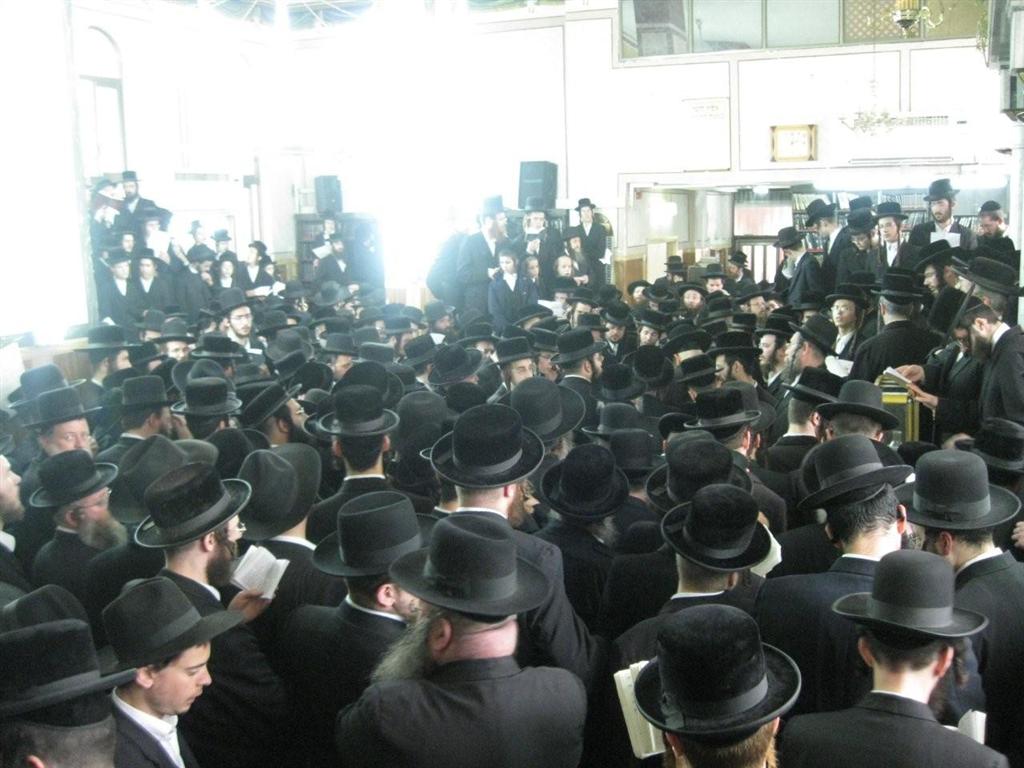 אלפים בהלווית מרן כ"ק האדמו"ר מזוויעהל זצ"ל