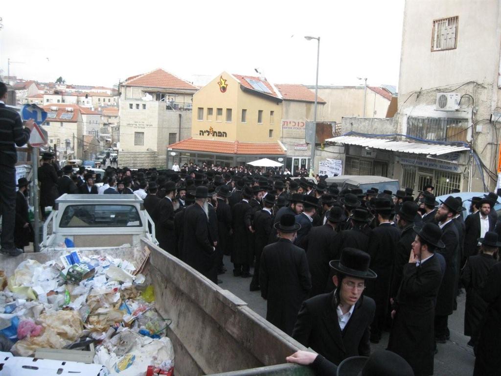 אלפים בהלווית מרן כ"ק האדמו"ר מזוויעהל זצ"ל