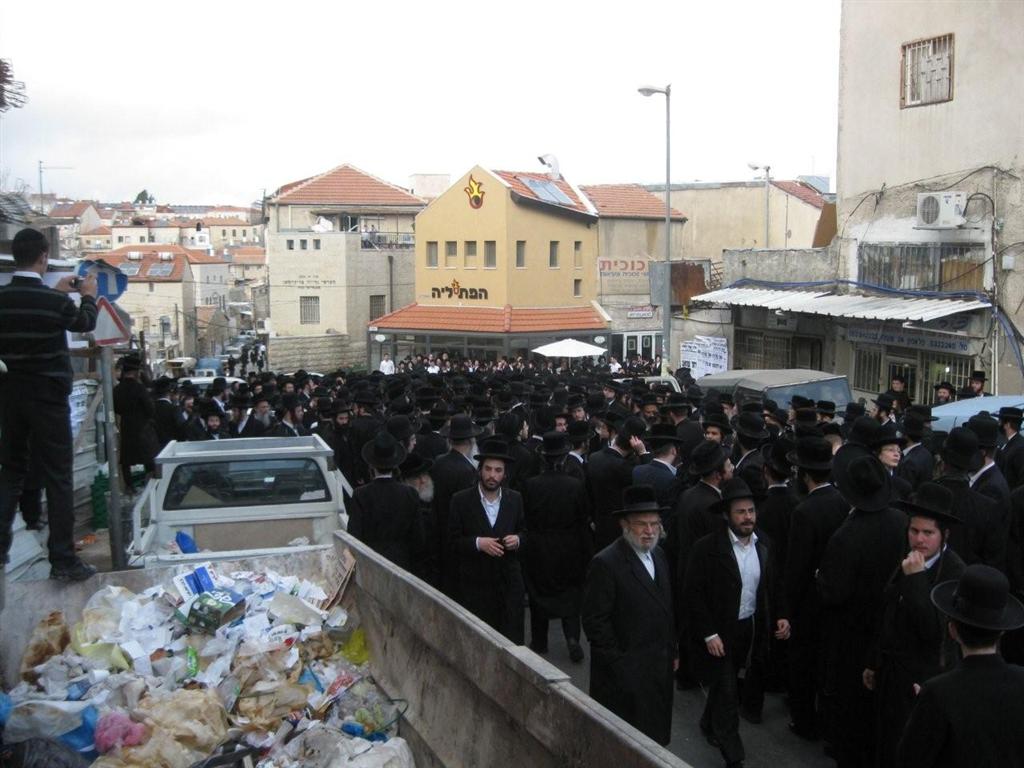 אלפים בהלווית מרן כ"ק האדמו"ר מזוויעהל זצ"ל