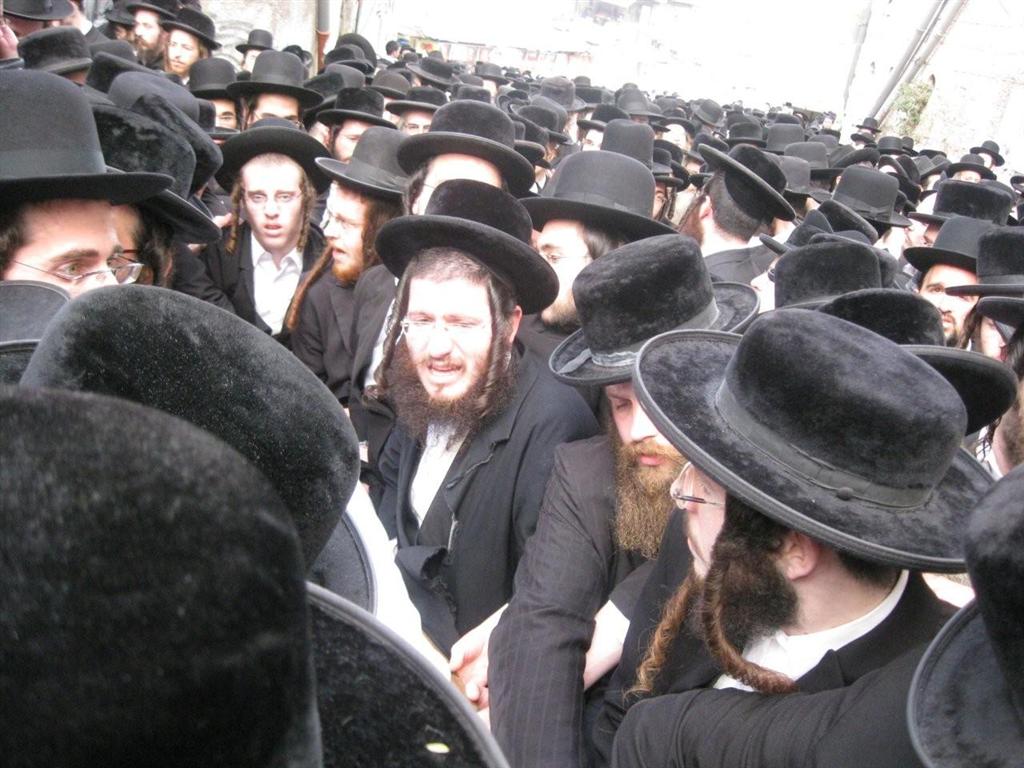 אלפים בהלווית מרן כ"ק האדמו"ר מזוויעהל זצ"ל