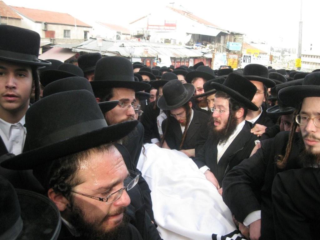 אלפים בהלווית מרן כ"ק האדמו"ר מזוויעהל זצ"ל