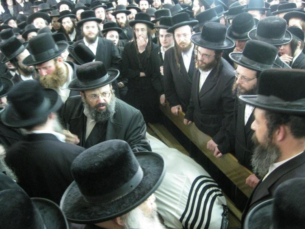אלפים בהלווית מרן כ"ק האדמו"ר מזוויעהל זצ"ל