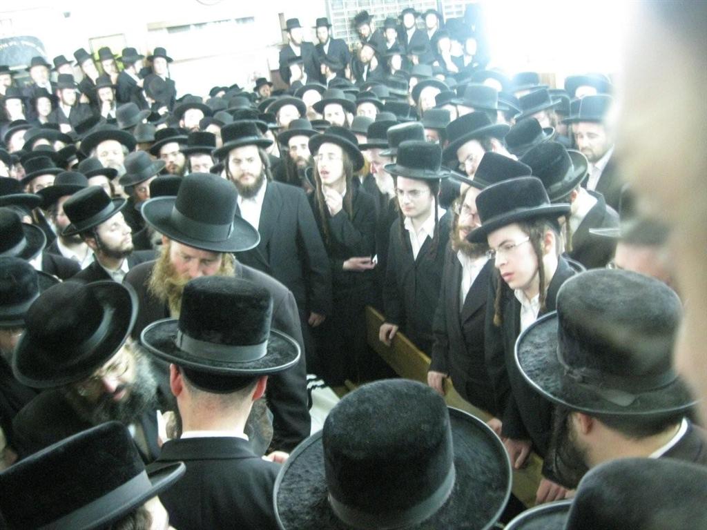 אלפים בהלווית מרן כ"ק האדמו"ר מזוויעהל זצ"ל