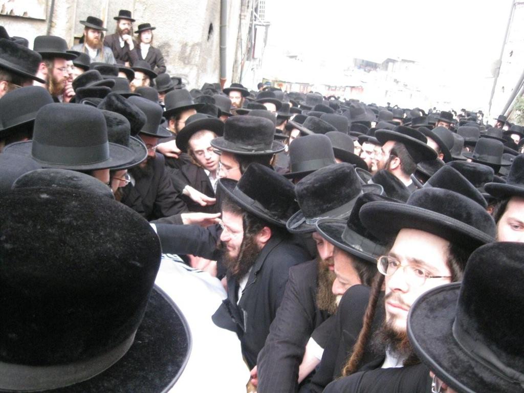 אלפים בהלווית מרן כ"ק האדמו"ר מזוויעהל זצ"ל