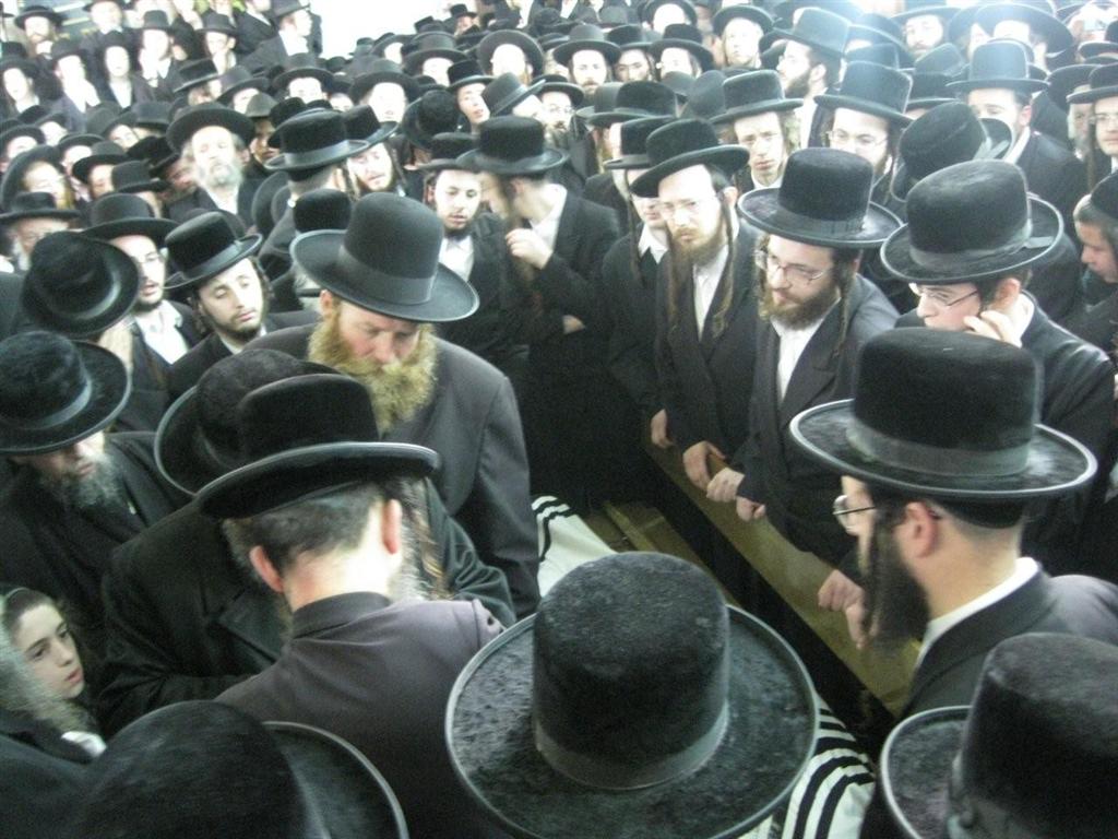 אלפים בהלווית מרן כ"ק האדמו"ר מזוויעהל זצ"ל