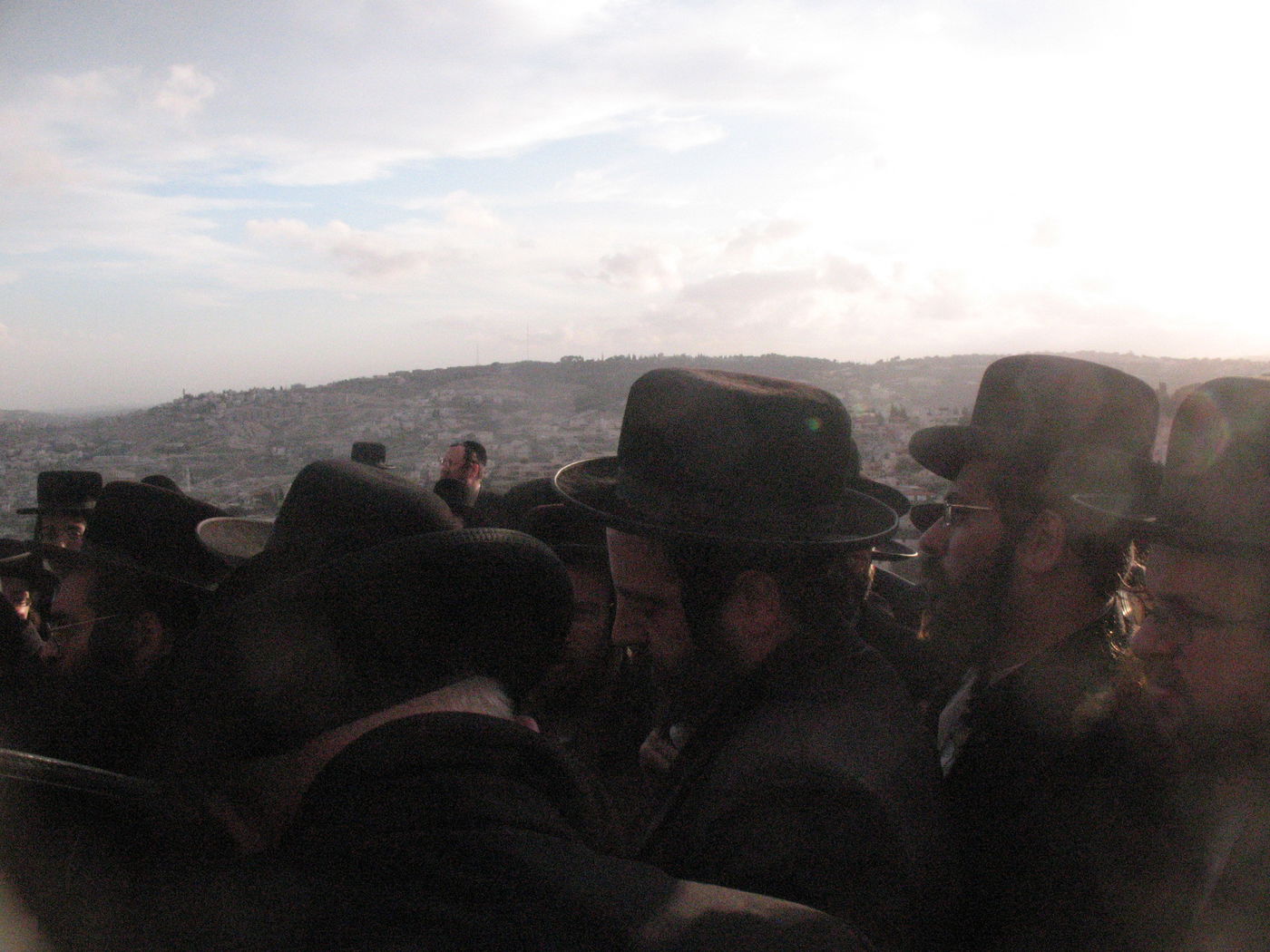 אלפים בהלווית מרן כ"ק האדמו"ר מזוויעהל זצ"ל