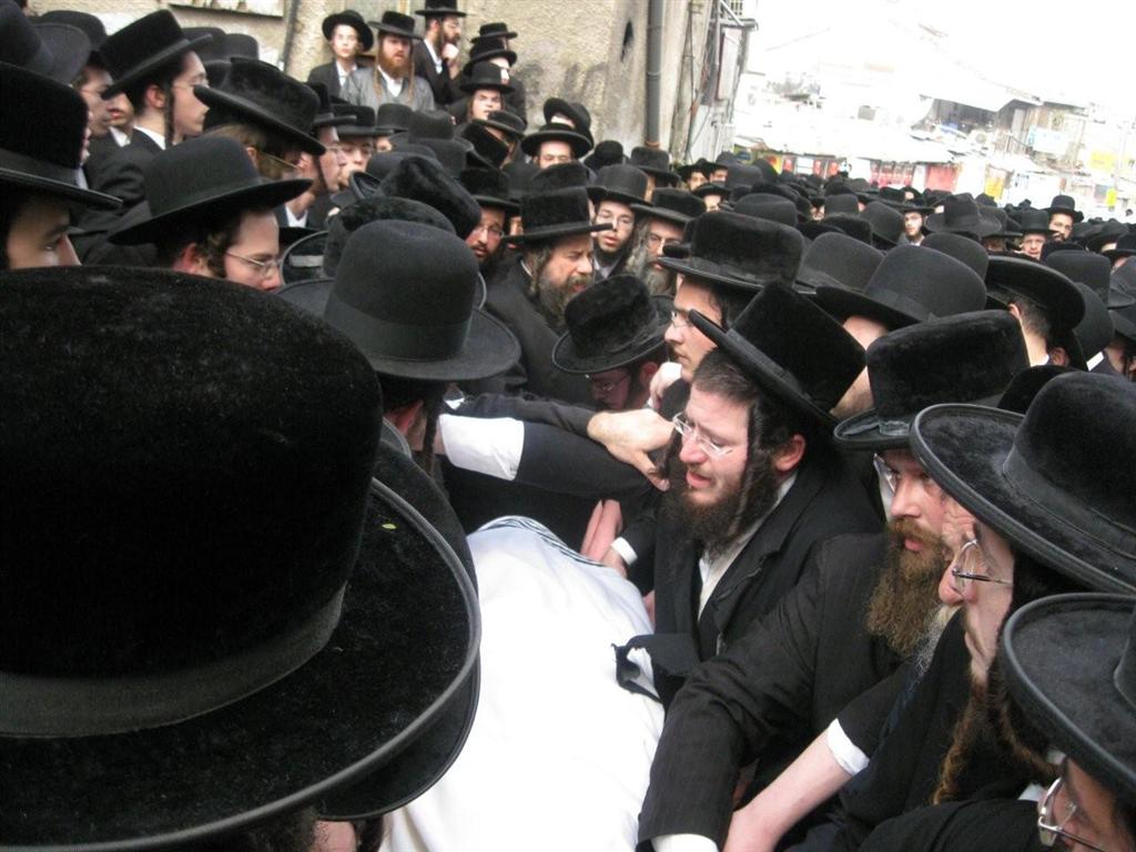 אלפים בהלווית מרן כ"ק האדמו"ר מזוויעהל זצ"ל