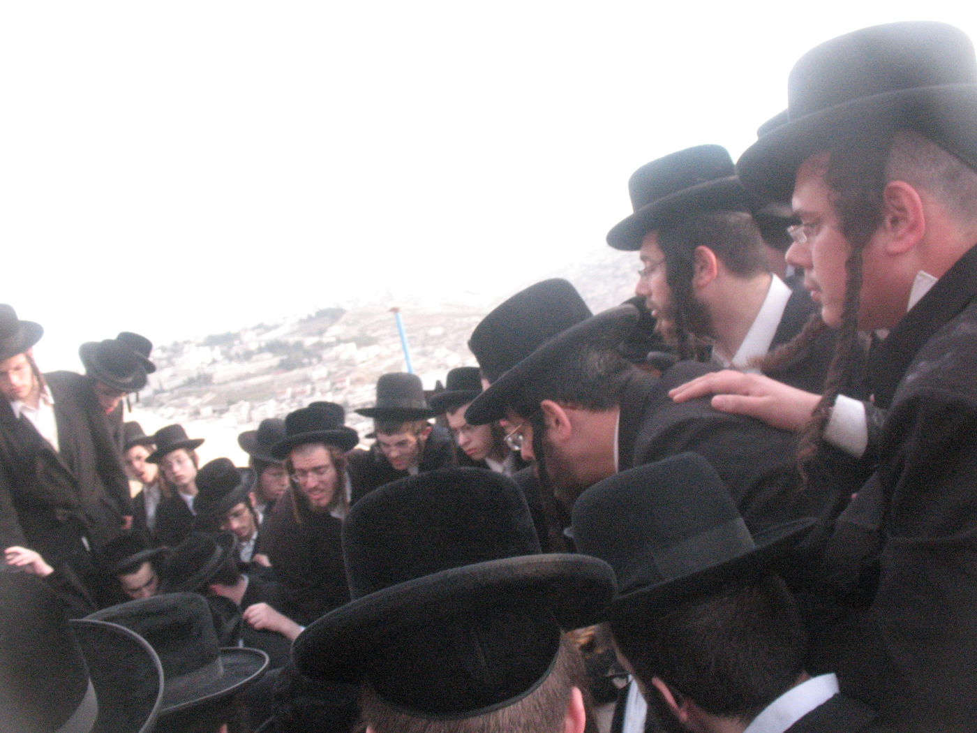 אלפים בהלווית מרן כ"ק האדמו"ר מזוויעהל זצ"ל