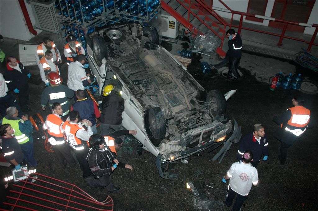 צפו: הרכב עף באויר ונחת בחצר מפעל קוקה קולה