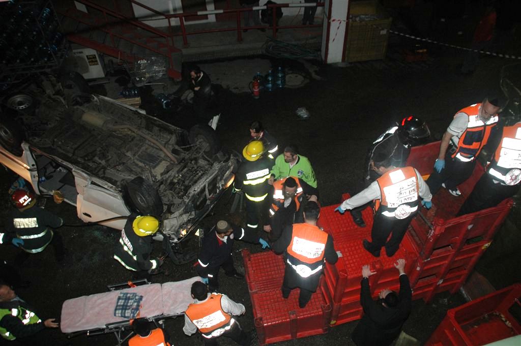 צפו: הרכב עף באויר ונחת בחצר מפעל קוקה קולה