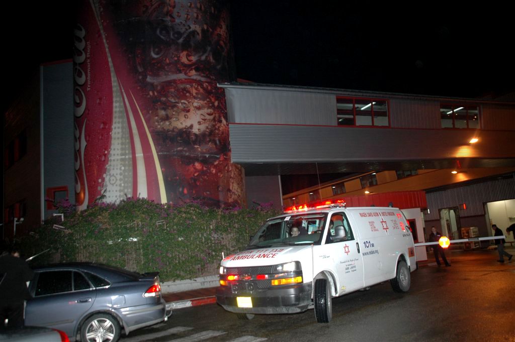 צפו: הרכב עף באויר ונחת בחצר מפעל קוקה קולה