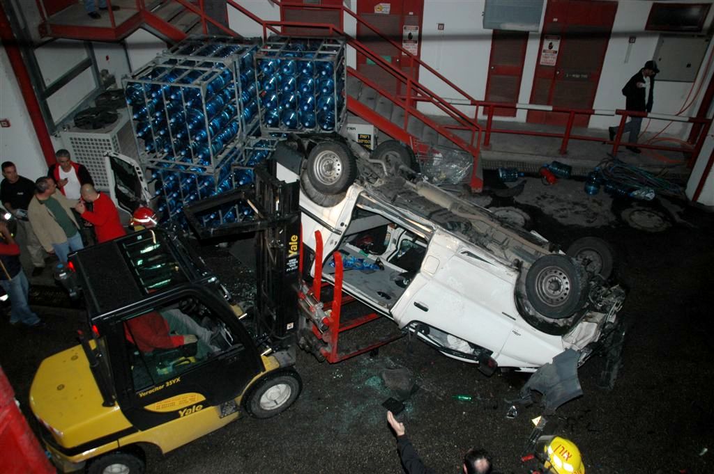 צפו: הרכב עף באויר ונחת בחצר מפעל קוקה קולה