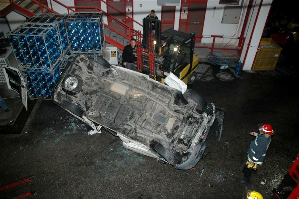 צפו: הרכב עף באויר ונחת בחצר מפעל קוקה קולה