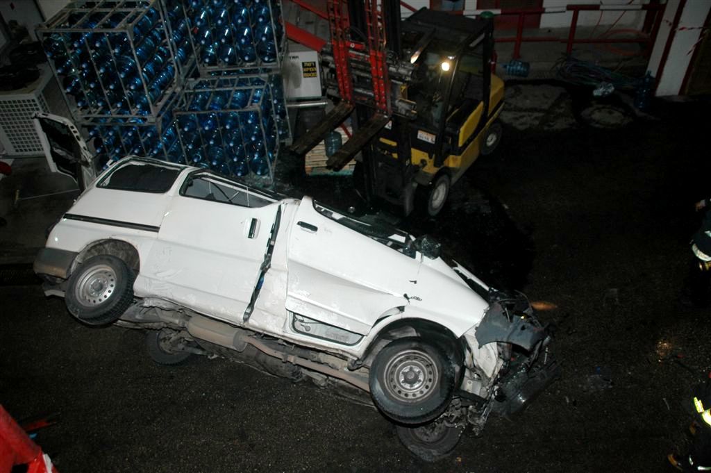 צפו: הרכב עף באויר ונחת בחצר מפעל קוקה קולה