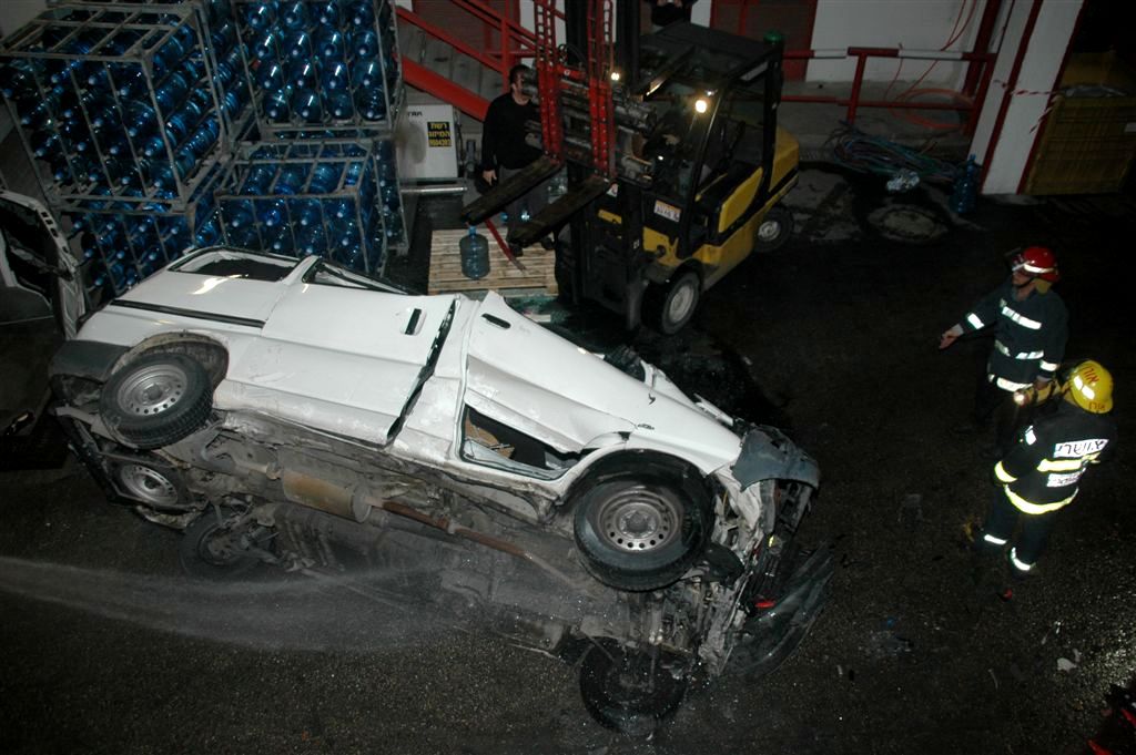 צפו: הרכב עף באויר ונחת בחצר מפעל קוקה קולה